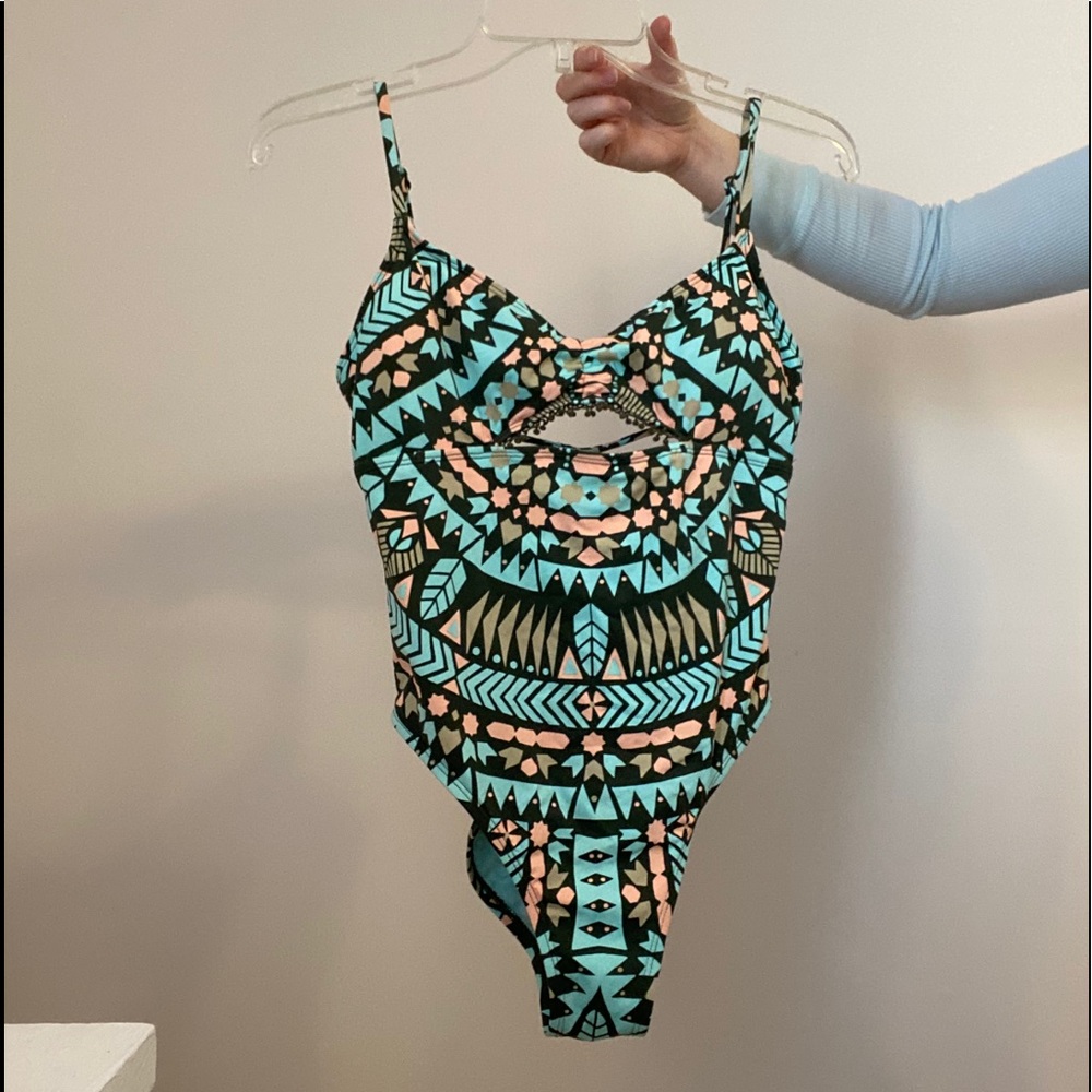 Patterned One-Piece Swimsuit w/ Cutout